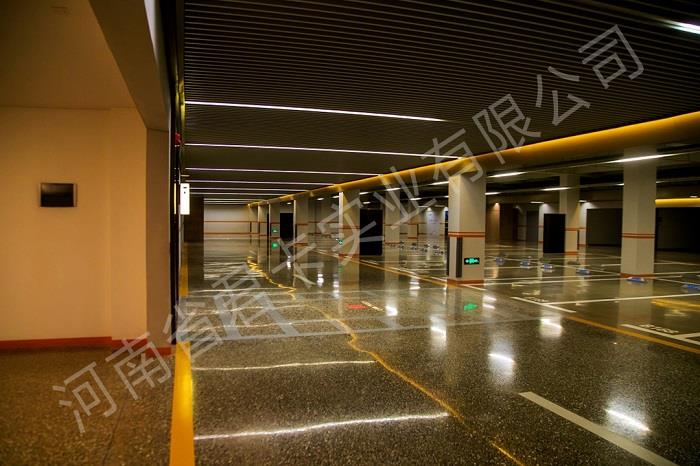 進行車庫交通設(shè)施地坪施工時應該選擇什么樣的地坪材料？